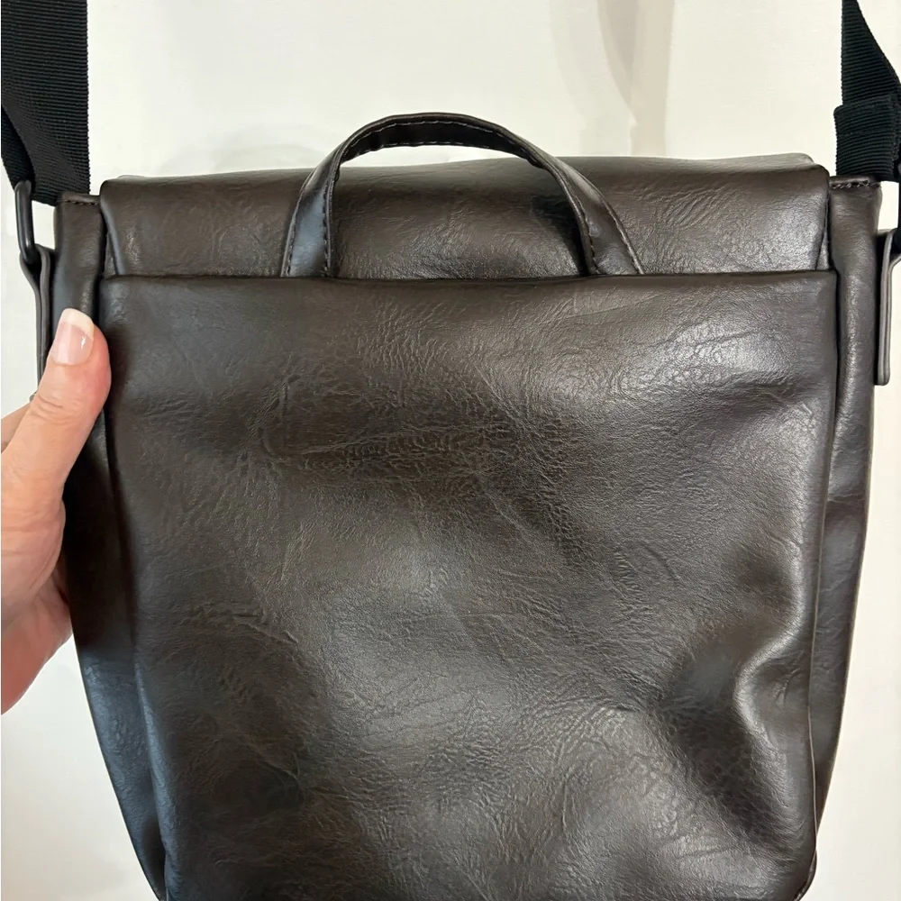 Kenneth Cole Reaction Dark Brown Vegan Leather Messenger Bag NWOT